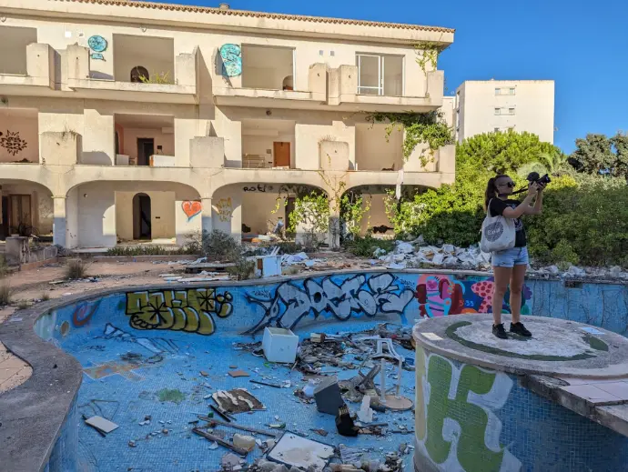 Manon de Reeper filming for Modern Decay